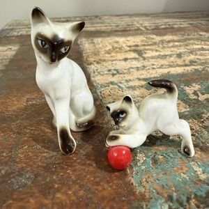 Vintage Siamese Cat  Miniature Figurine Red Ball 2 Pc Mini Kitten Cats